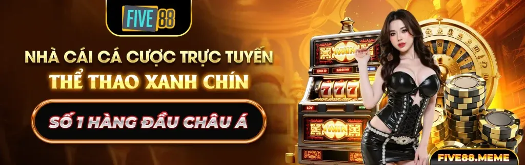 Người đàn ông đang cầm một túi tiền rỗng và thẻ tín dụng, tượng trưng cho việc vay tiền để cờ bạc